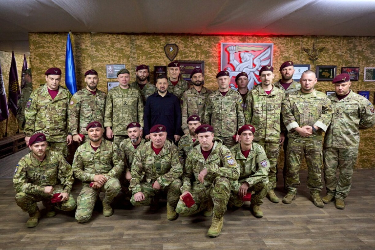 Der ukrainische Präsident Selenskyj hat nach eigenen Angaben Truppen an der Front im Osten des Landes besucht. Die ukrainische Armee hatte eigenen Angaben zufolge in der Region zuletzt Gelände von den russischen Truppen zurückgewinnen können.