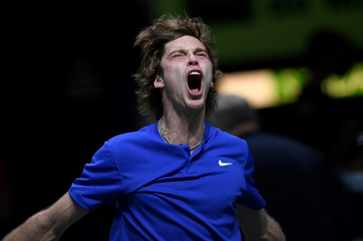 La joie du Russe Andrey Rublev, après sa victoire face au Croate Borna Cojo, lors du 1er simple de la finale de la Coupe Davis, le 5 décembre 2021 à Madrid
