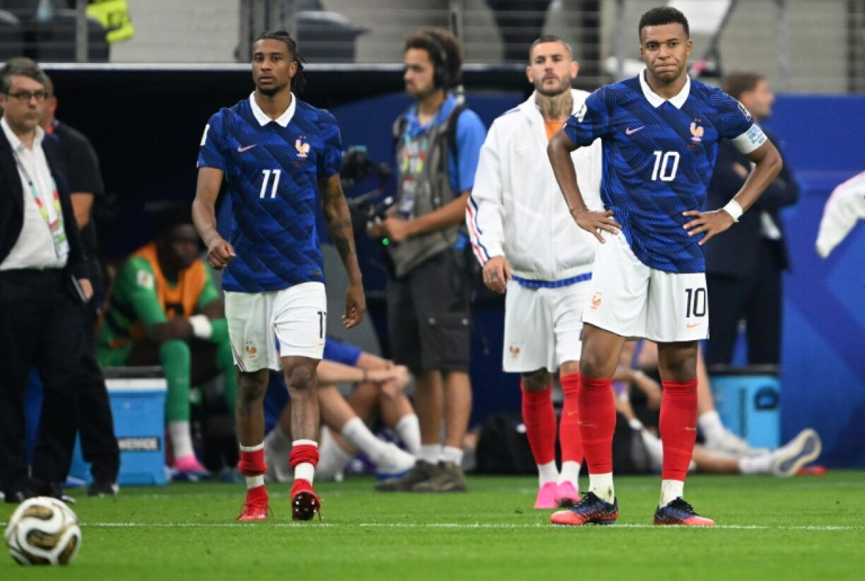 Les joueurs de l'équipe de France Michael Olise et Kylian Mbappé après avoir perdu la demie du Mondial contre l'Espagne, à Arlington le 14 juillet 2026
