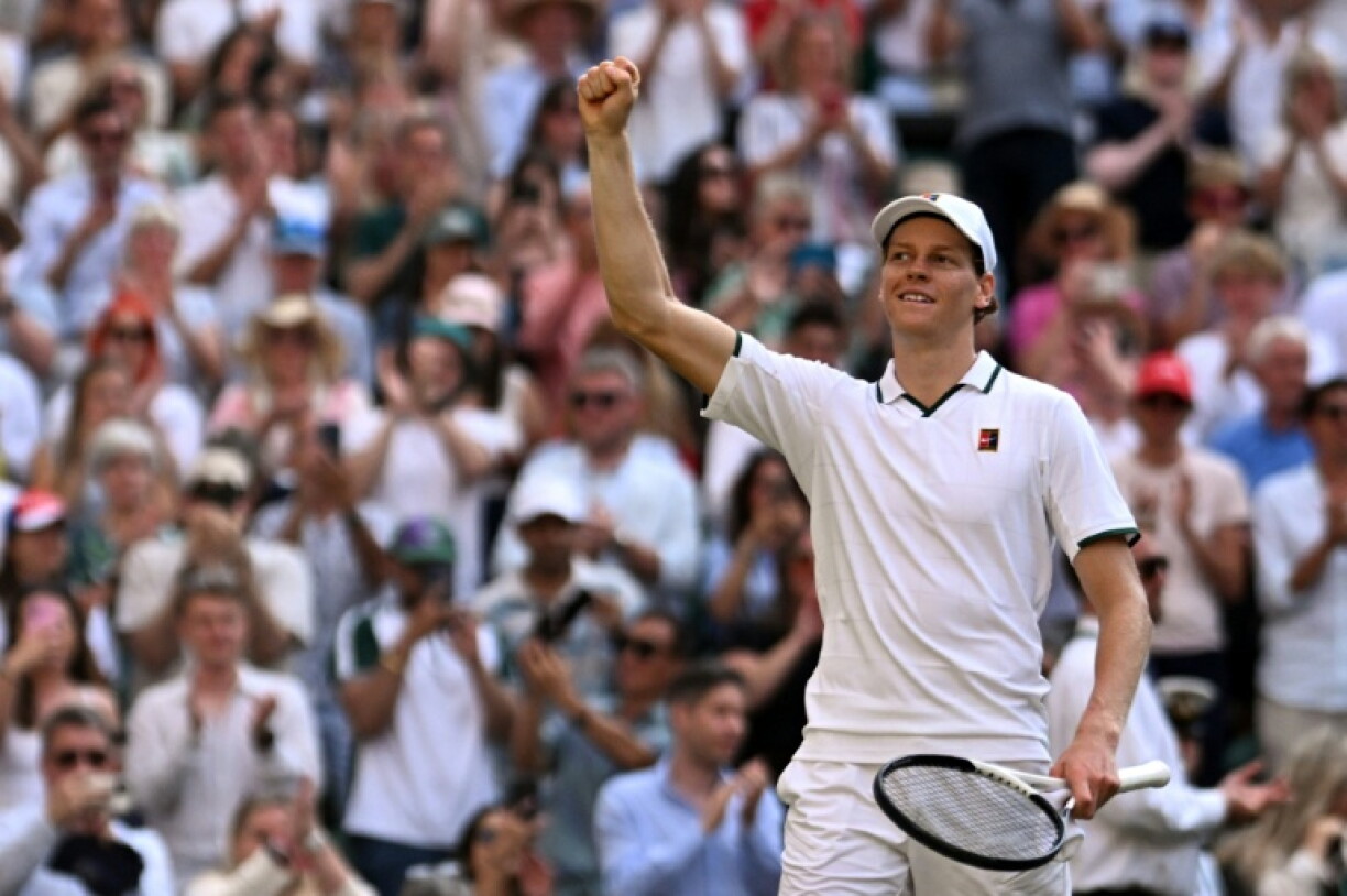Le numéro 1 mondial Jannik Sinner célèbre sa victoire en trois sets contre le Serbe Novak Djokovic en demi-finale de Wimbledon le 10 juillet 2026