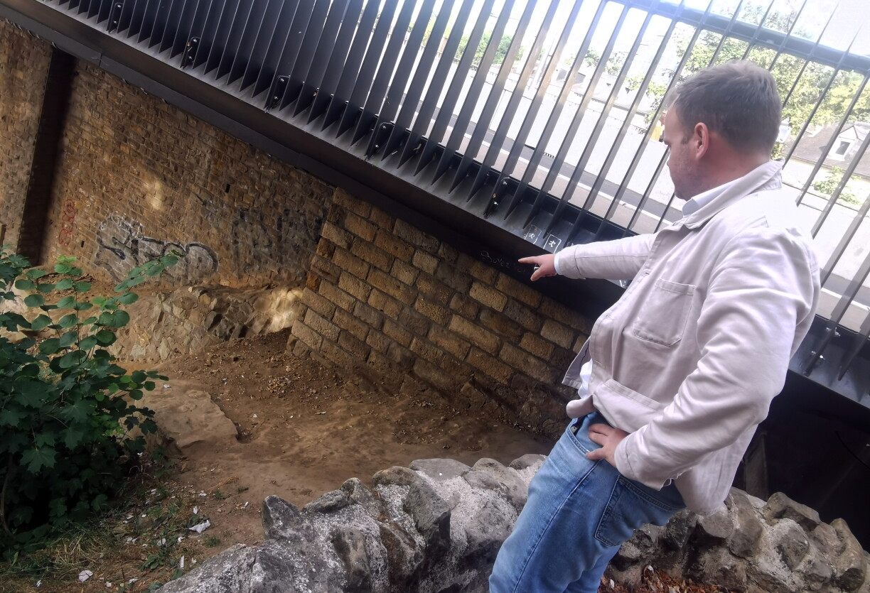 Alexandre De Toffol montre un endroit situé sous le Vieux-Pont où, selon lui, des consommateurs viennent régulièrement se droguer.