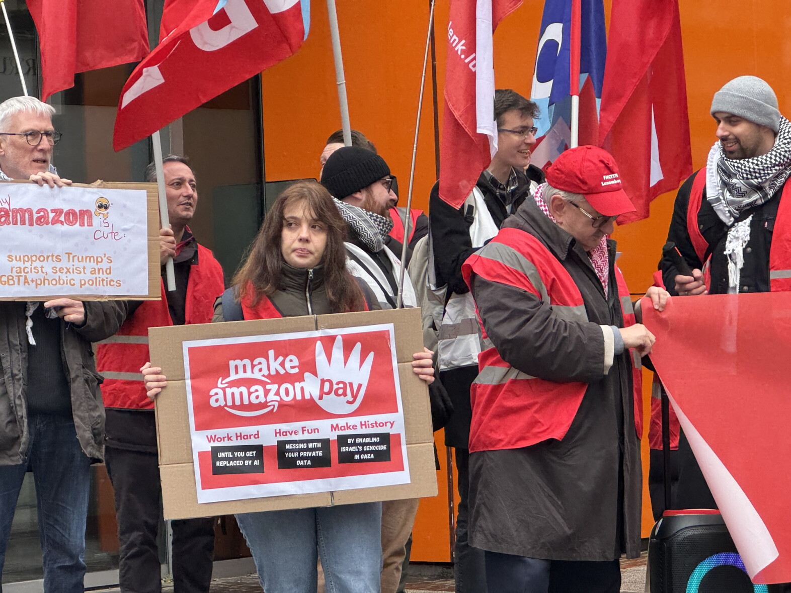 Amazon Negative Protets 'Make Amazon pay': Amazon under scrutiny in Black Friday protest - RTL ...