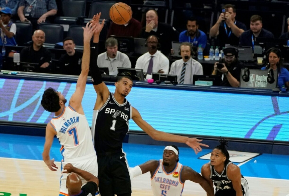 Victor Wembanyama (N.1) face à Chet Homgren (N.7), lors du match de pré-saison des San Antonio Spurs contre les Thunder d'Oklahoma City ,le 9 octobre 2023 à Oklahoma City