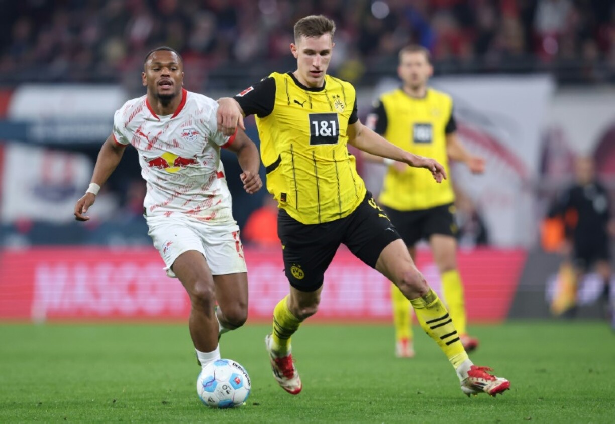 Borussia Dortmund defender Nico Schlotterbeck (R) will be out for the rest of the season with a knee injury