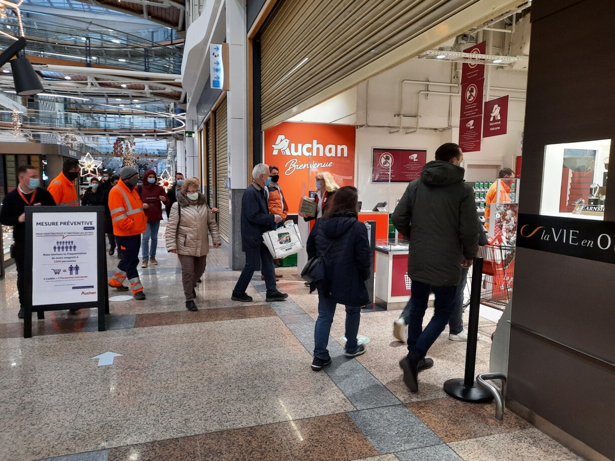 Shoppers enter Auchan Kirchberg on Black Friday.