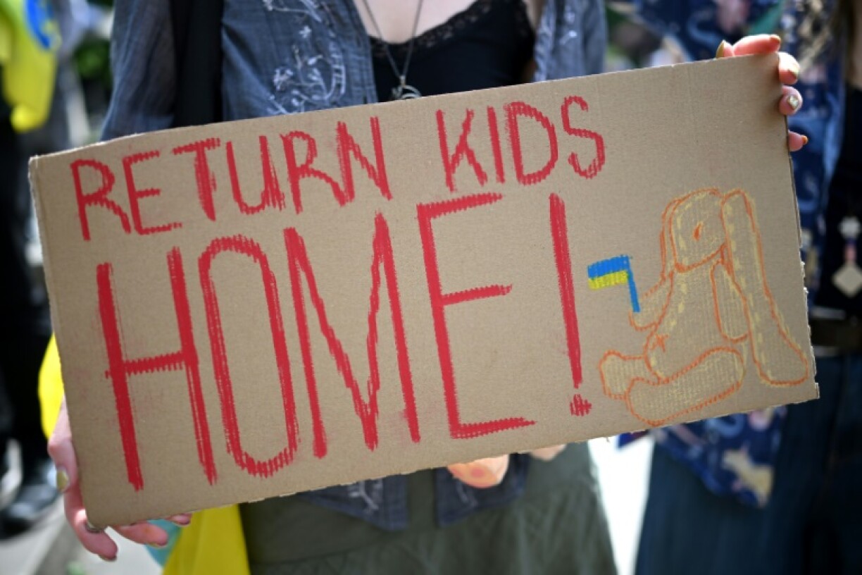 Manifestation à Londres en solidarité avec l'Ukraine pour exiger que la Russie rendent les enfants ukrainiens kidnappés, le 1er juin 2025