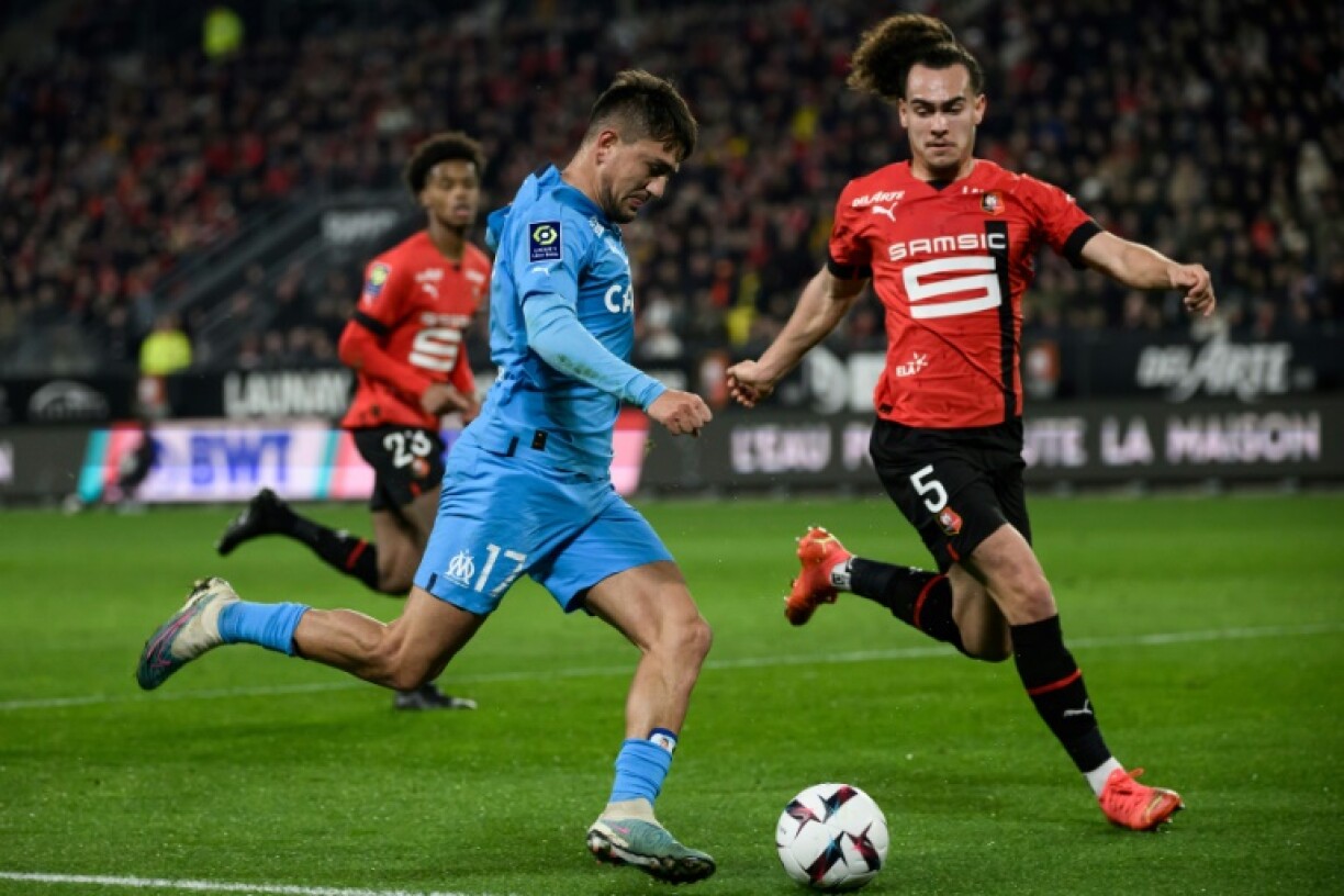 L'attaquant de Marseille Cengiz Under (g) déborde le défenseur de Rennes Arthur Theate, le 5 mars 2023 à Rennes