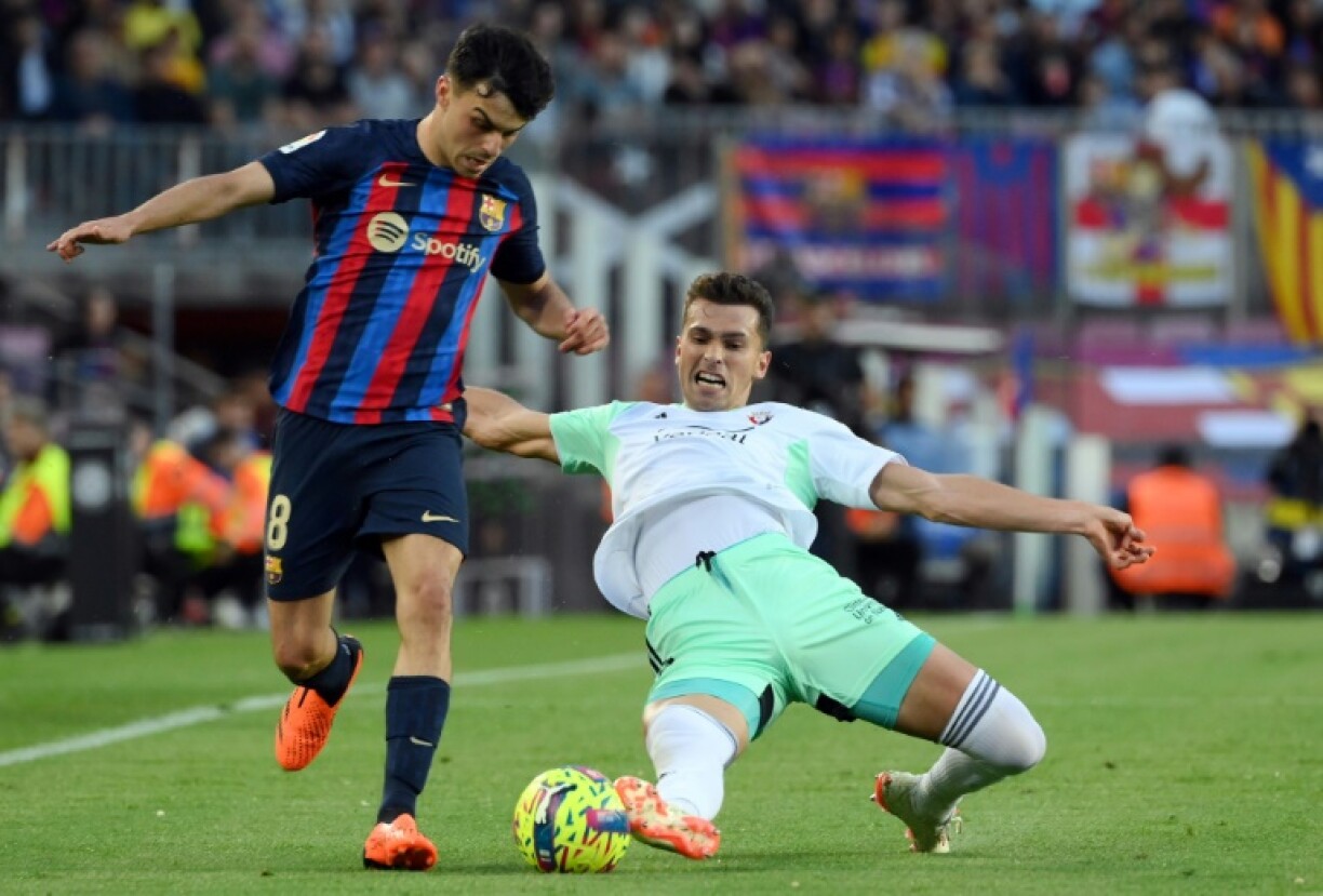 Le milieu d'Osasuna Lucas Torro, taclant sur le joueur du FC Barcelone Pedri, le 2 mai 2023 à Barcelone