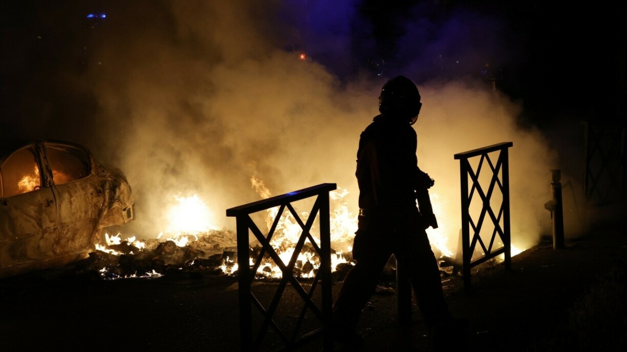 Un pompier en train d'éteindre un incendie à Nanterre ce 29 juin.