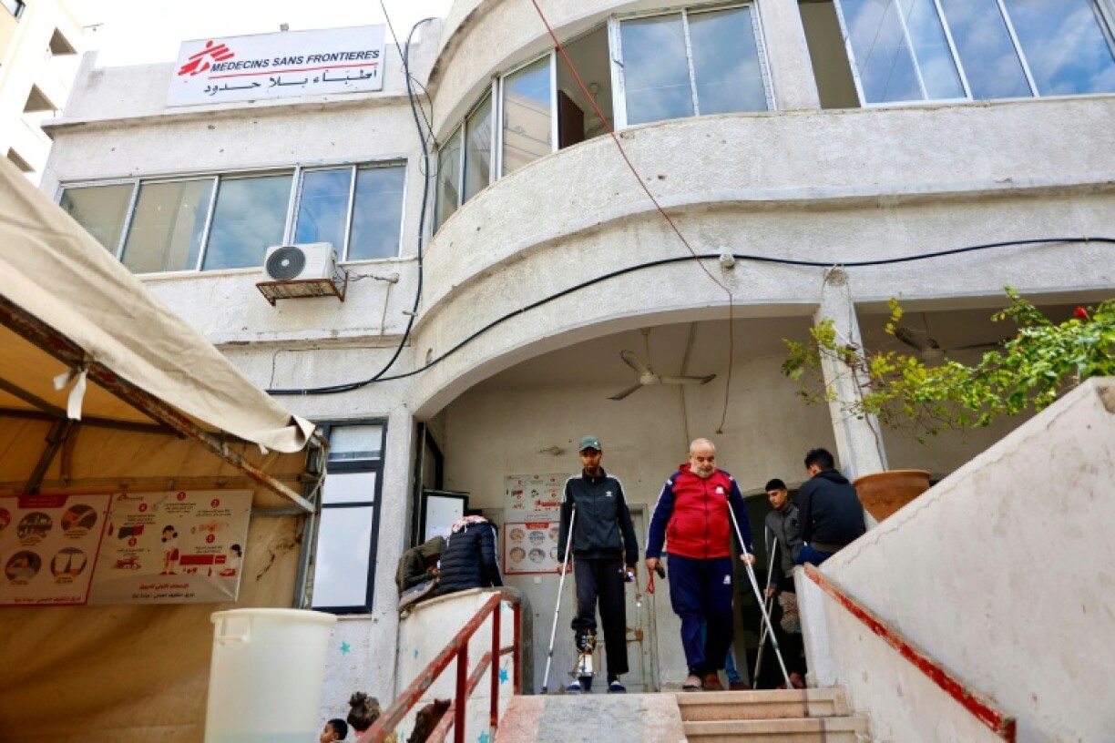 Des patients palestiniens quittent la clinique de Médecins Sans Frontières (MSF) dans le quartier d'al-Rimal, à Gaza, la veille du Nouvel An, le 31 décembre 2025