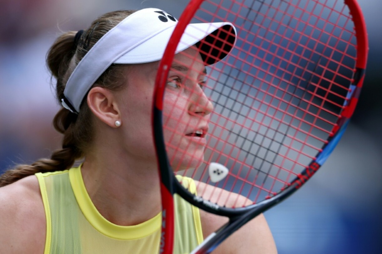 La joueuse du Kazakhstan et future N.1 mondiale Elena Rybakina pendant son quart de finale de l'US Open contre la Chinoise Zheng Qinwen (hors-champ), le 9 septembre 2026, à New York