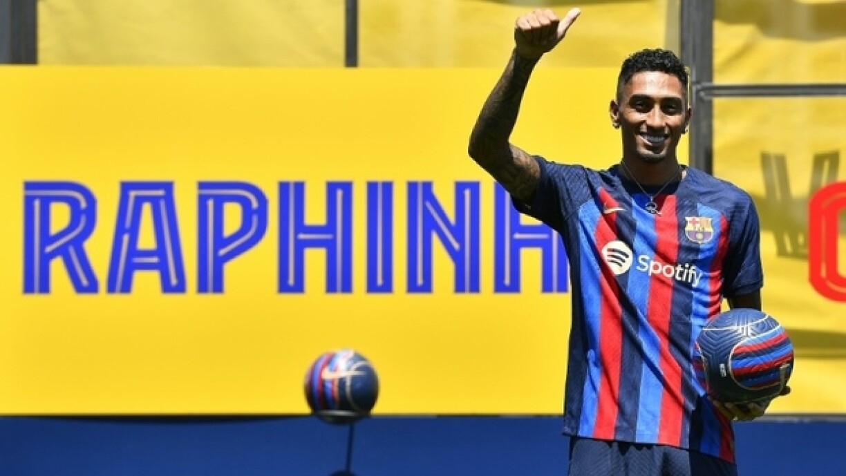 Le nouvel attaquant du FC Barcelone, le Brésilien Raphinha, pose lors de sa présentation officielle, le 15 juillet 2022 au camp d'entraînement du club à Sant Joan Despi, près de Barcelone