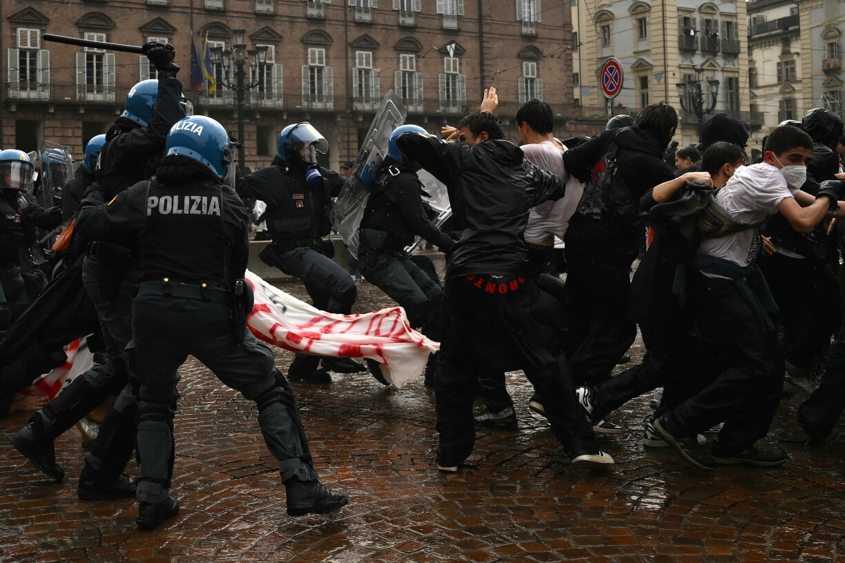 Och zu Turin waren Demonstranten a Police unenee geroden.