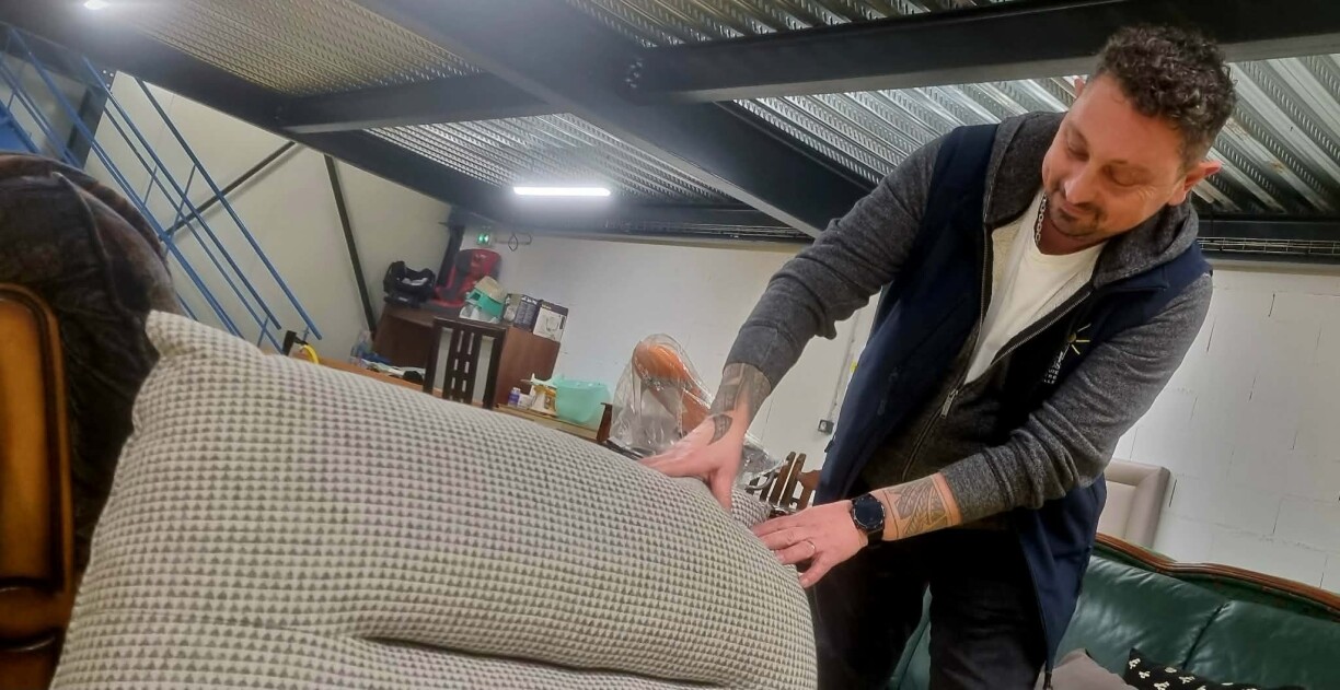David Morgante, le responsable du magasin, à côté d'un canapé qui attend de trouver acquéreur...