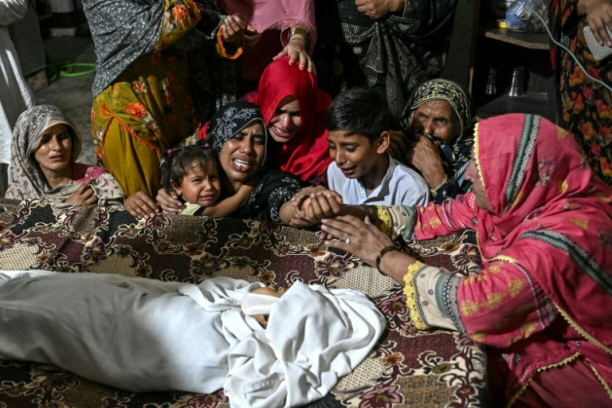 Bei einem Dacheinsturz in Pakistan sind nach Behördenangaben mindestens 14 Kinder ums Leben gekommen. Fünf weitere Kinder wurden nach Behördenangaben am Dienstag verletzt, als in Lahore im Osten des Landes das Dach einer Nachhilfeschule einstürzte.