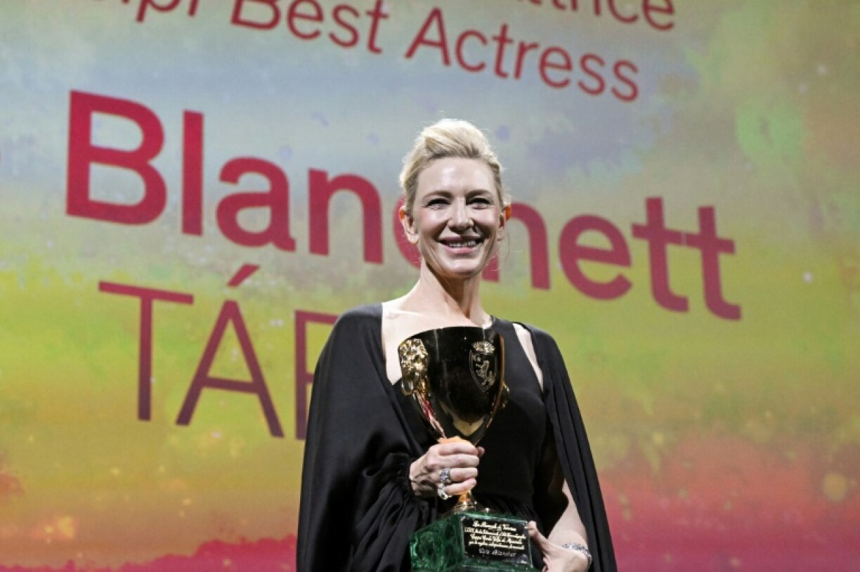 Cate Blanchett avec la Coppa Volpi de la meilleure actrice dans