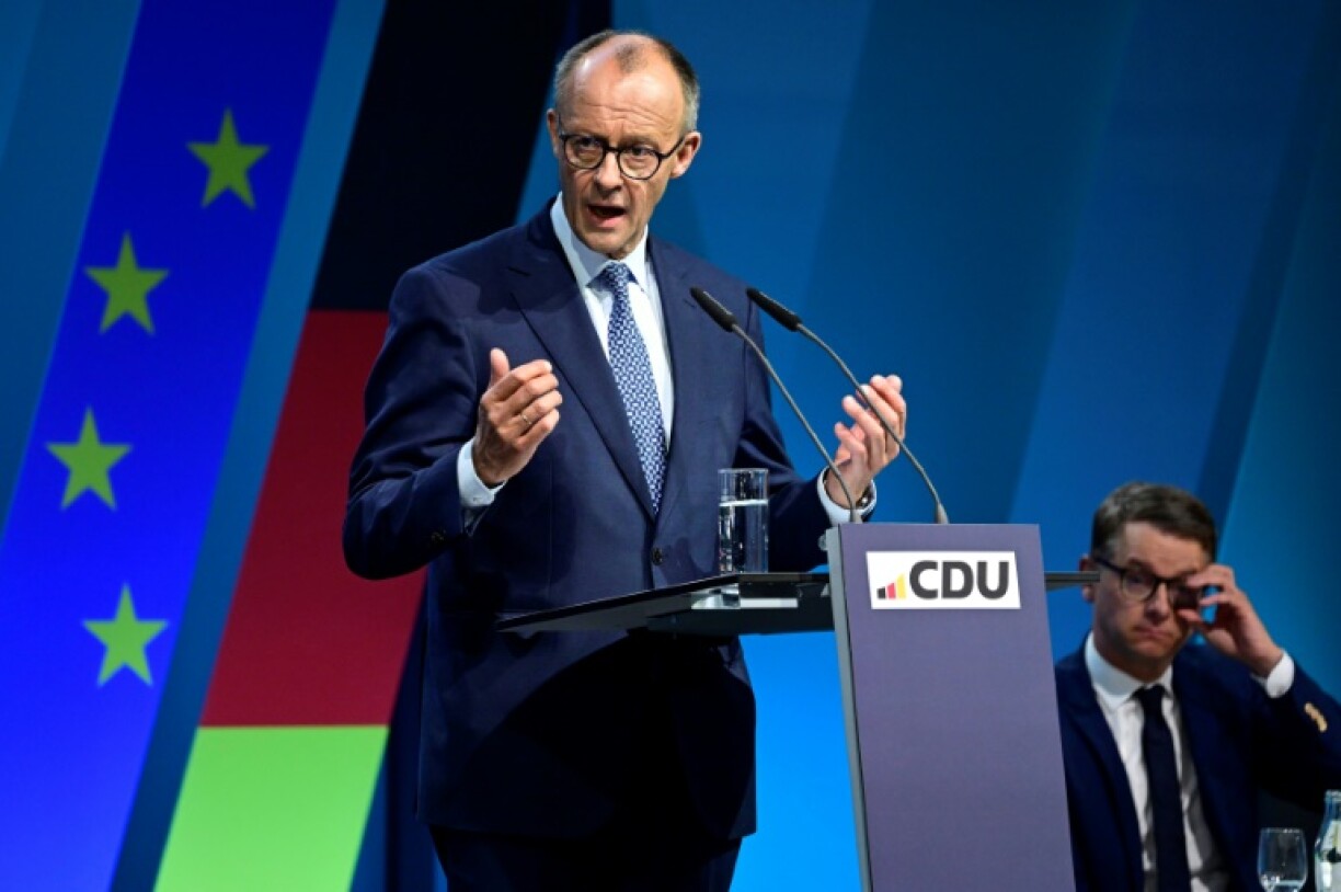 Le leader de la CDU, Friedrich Merz, s'adresse aux membres du parti lors de la réunion du comité fédéral du parti conservateur de l'Union chrétienne-démocrate (CDU), le 28 avril 2025 à Berlin