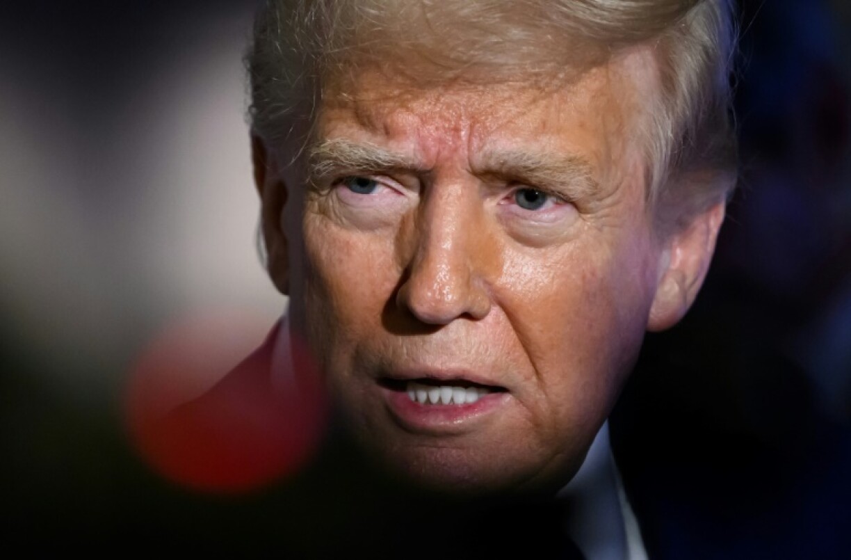 Le président américain Donald Trump à bord de l'avion Air Force One, le 6 avril 2025