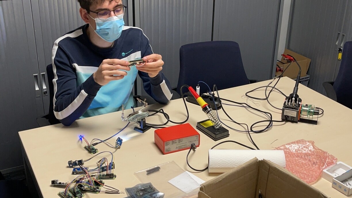 Déi ganz Elektronik gëtt zu Lëtzebuerg per Hand zesummegesat.