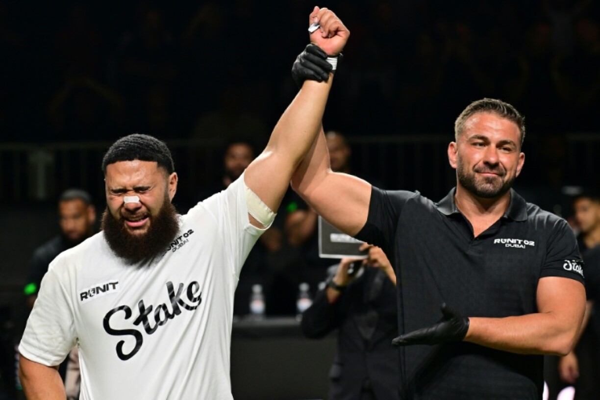 Olosoni (L) was overjoyed at his victory
