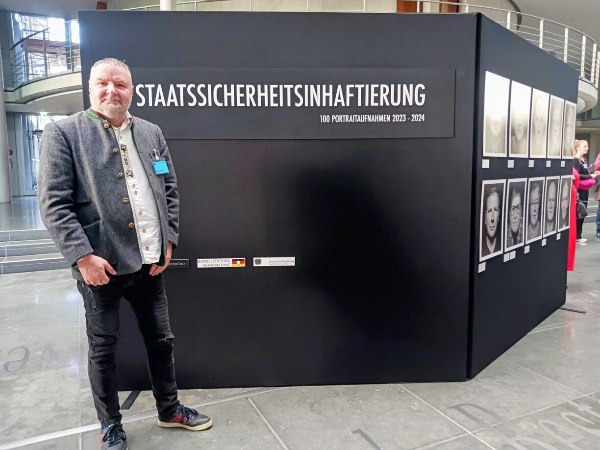 2025 wurden 100 Portraits von politische Priosnéier vun der Staatssicherheit gewiesen. Auch das Portrait von Michael Teupel war präsent.