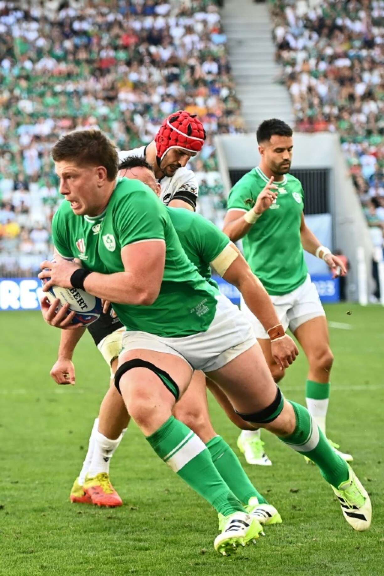 Le deuxième ligne irlandais Joe McCarthy, ballon en main, lors de la victoire du XV du Trèfle contre la Roumanie le 9 septembre 2023 à Bordeaux