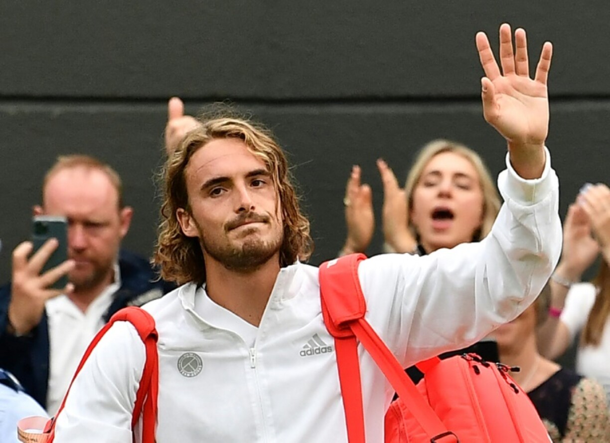 Le Grec Stefanos Tsitsipas, après sa défaite en 3 sets contre l'Américain Frances Tiafoe, au 1er tour du tournoi de Wimbledon, le 28 juin 2021 à Londres