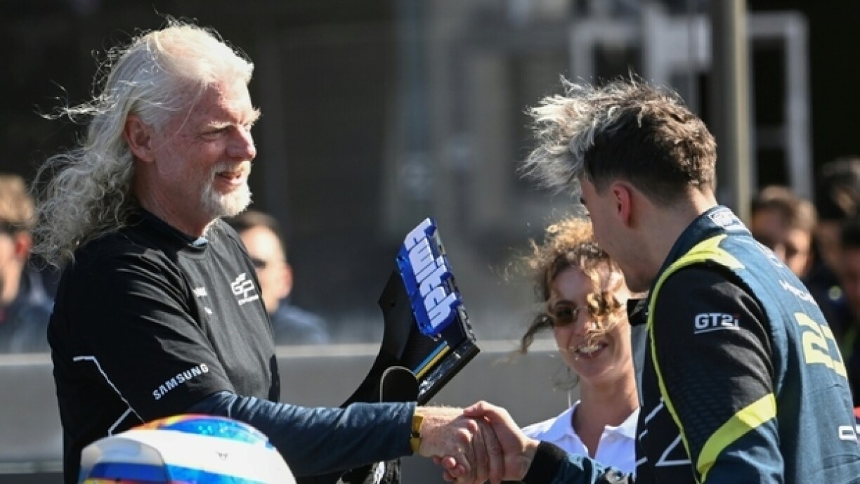 Dan Clancy présente la coupe au youtuber