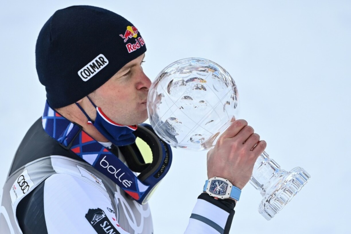 Le Français Alexis Pinturault avec son gros globe de cristal après le slalom géant de Lenzerheide (Suisse) le 20 mars 2021
