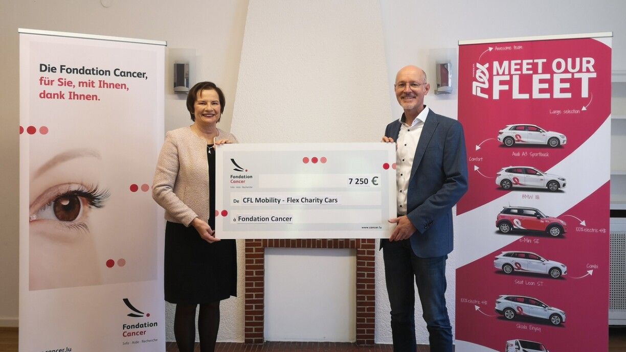 Lucienne Thommes, Direktesch vun der Fondation Cancer an de Jürgen Berg, CEO bei der CFL Mobility bei der Iwwerreechung vum Don vu 7.250€.
