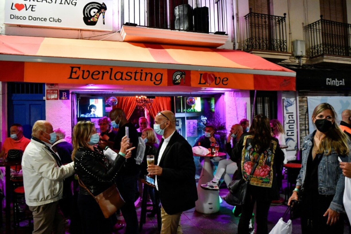 Des personnes à la terrasse d'un bar pour une étude clinique le 20 mai 2021 à Sitges, en Espagne