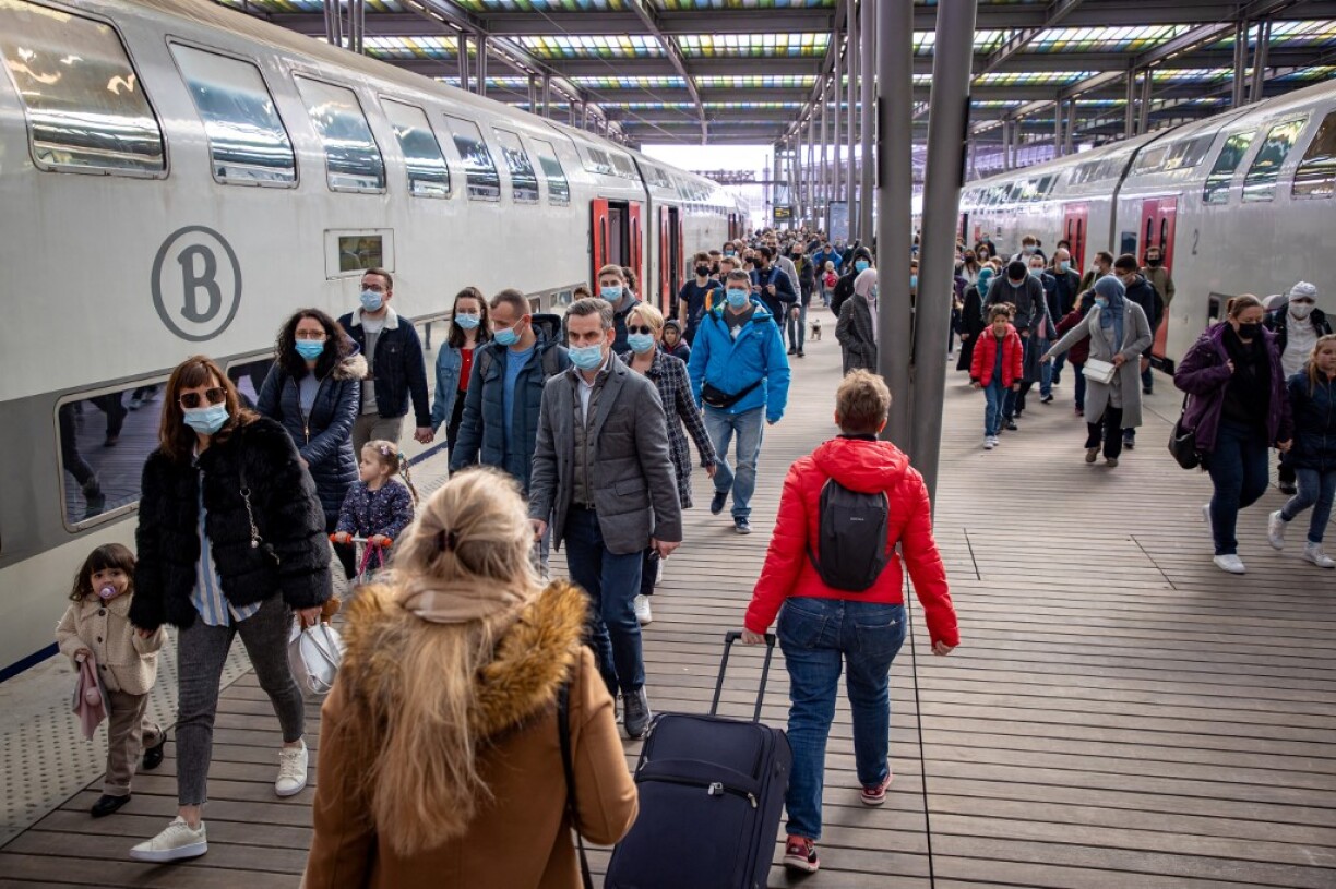 Des voyageurs à la gare d'Ostende, dans l'ouest de la Belgique, en février 2021.