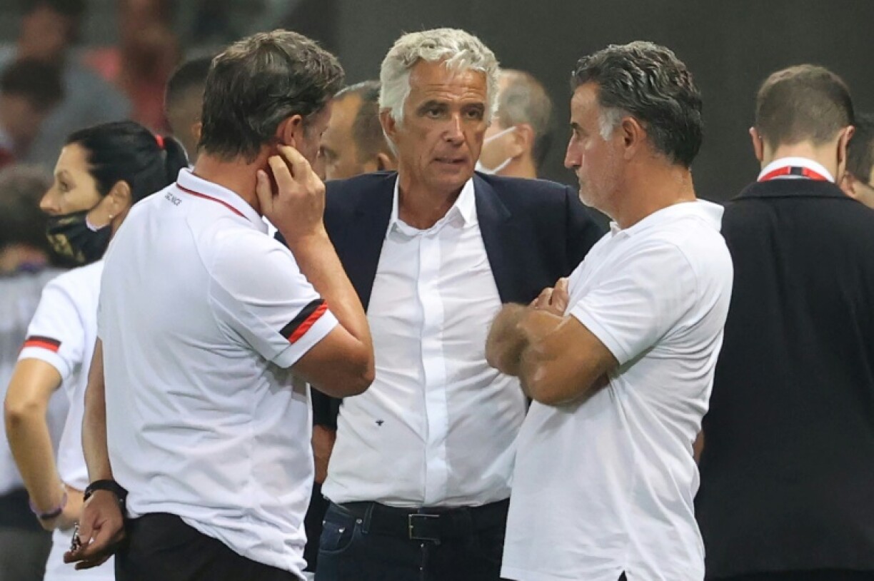 Le président de l'OGC Nice Jean-Pierre Rivère avec l'entraîneur Christophe Galtier pendant l'interruption du match de Ligue 1 contre Marseille suite à l'envahissement du terrain par des supporters, le 22 août 2021 à l'Allianz Riviera.