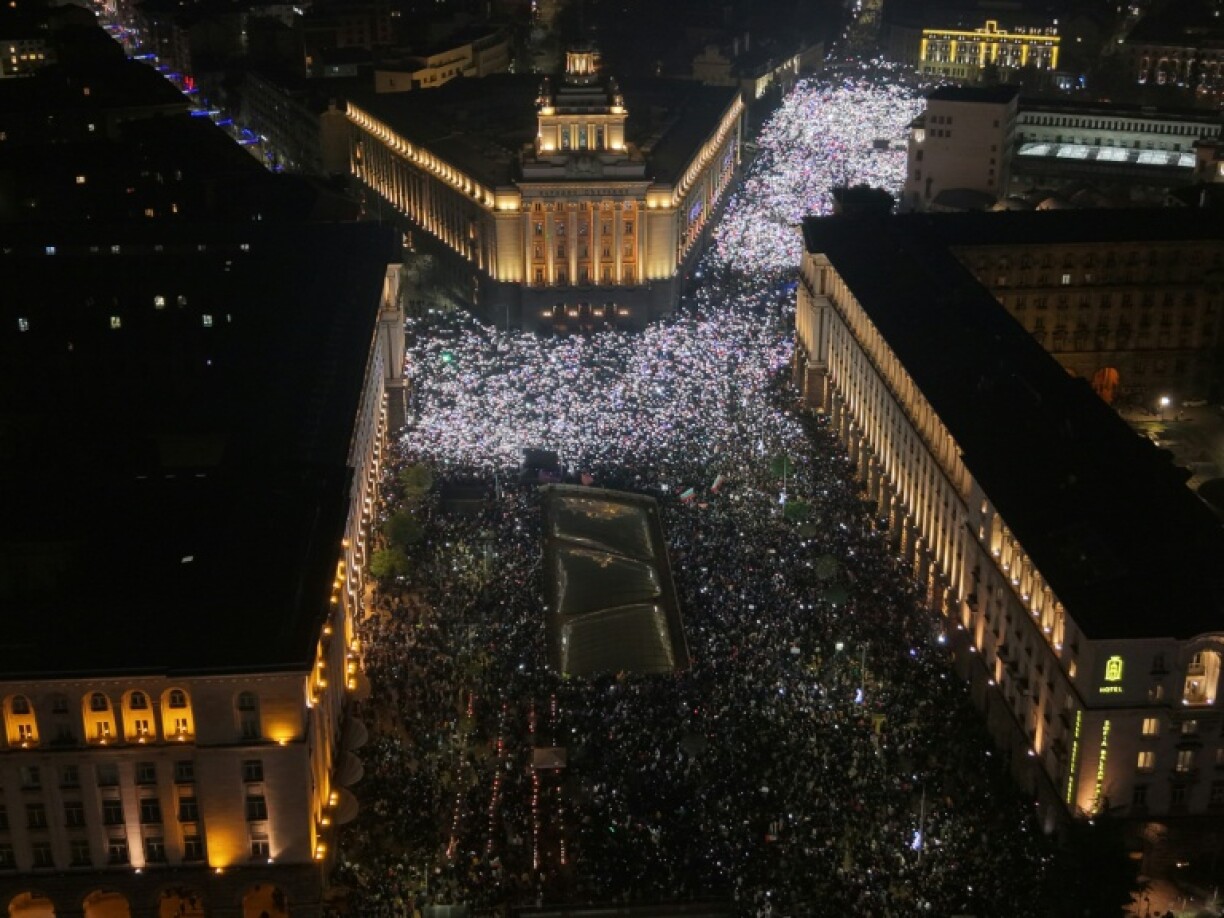 Cette photographie aérienne prise par drone montre la foule de dizaines de milliers de manifestants qui se rassemblent dans le centre de Sofia pour protester contre le gouvernement bulgare, le 10 décembre 2025