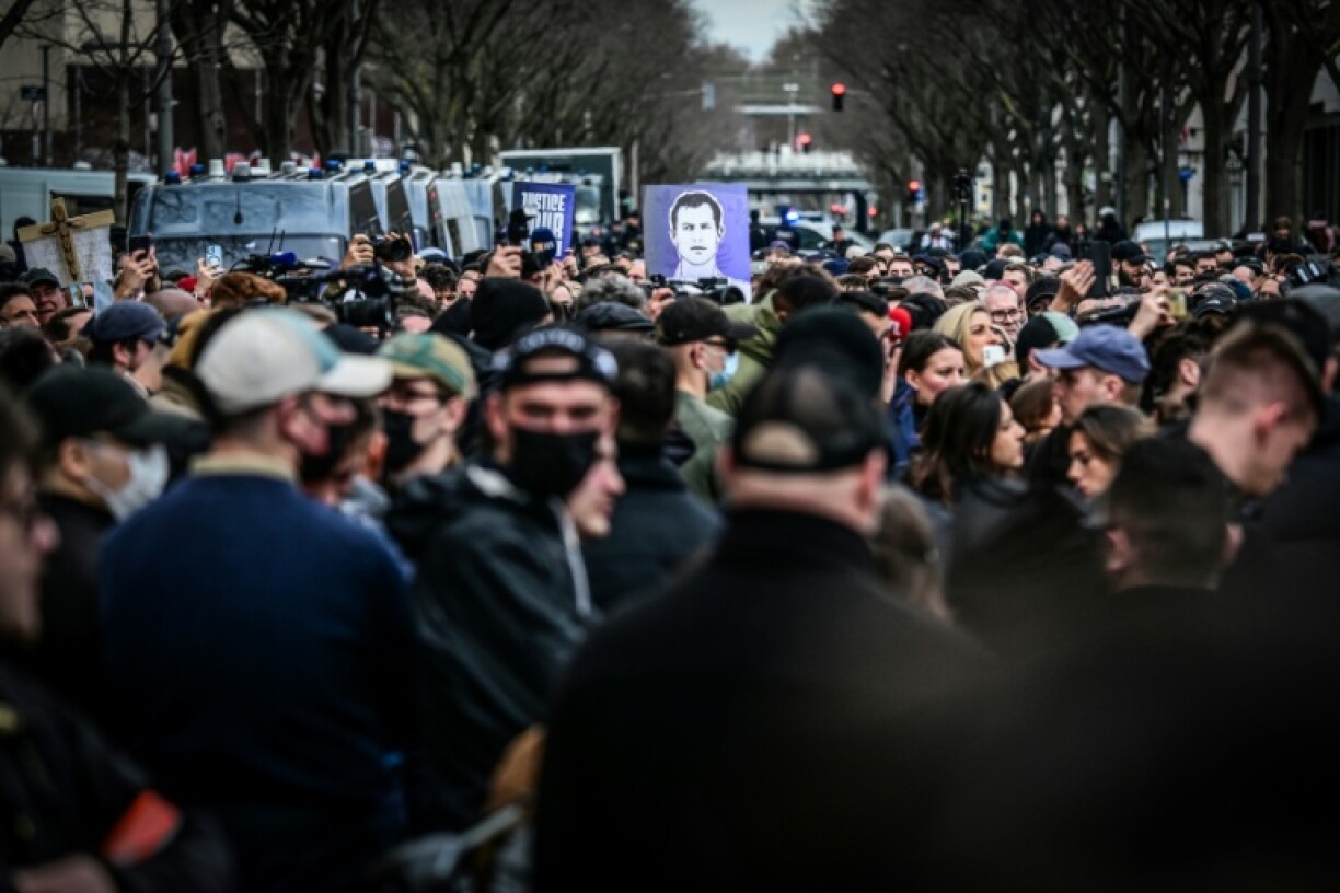 Des participants à la marche en hommage à Quentin Deranque une semaine après la mort du jeune militant d'extrême droite radicale battu à mort par des membres de l'ultragauche, le 21 février 2026 à Lyon