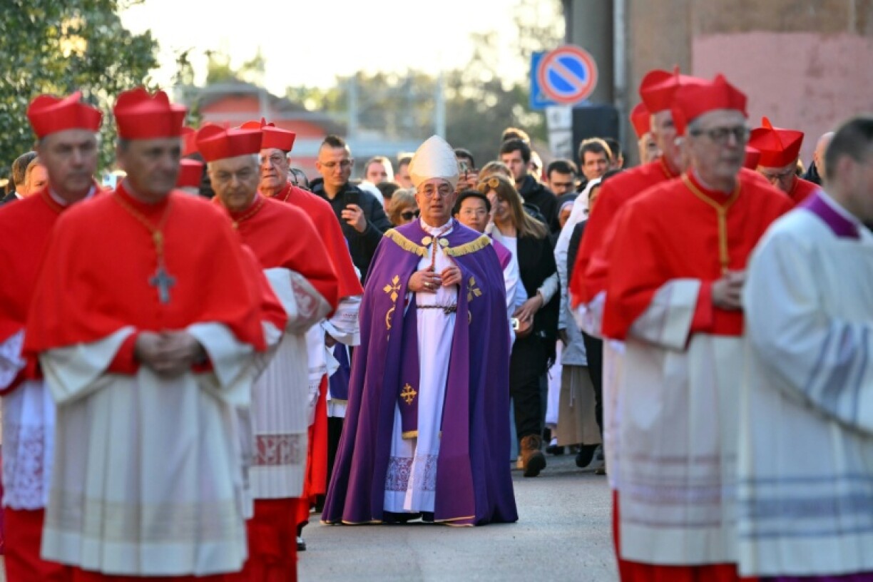 Italian cardinal Angelo De Donatis (C) arrives with a procession at the Church of Saint Sabina in Rome during the celebration of Ash Wednesday