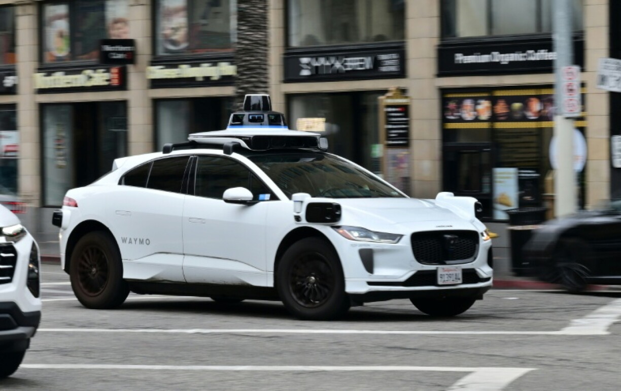 Un robotaxi sans chauffeur Waymo, sur Hollywood Boulevard, à Los Angeles (Californie), le 13 mai 2026