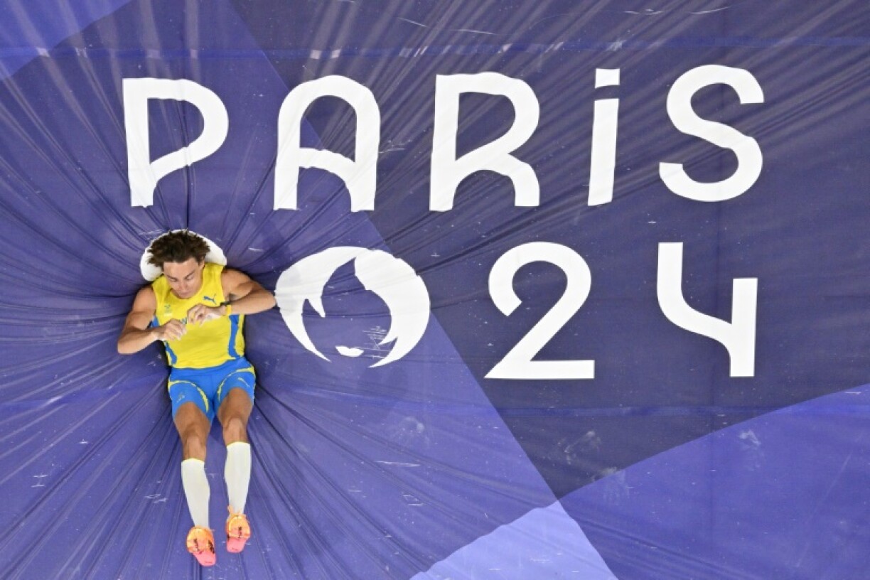 Armand Duplantis on his way to gold and a world record in the pole vault final at the Paris 2024 Olympics