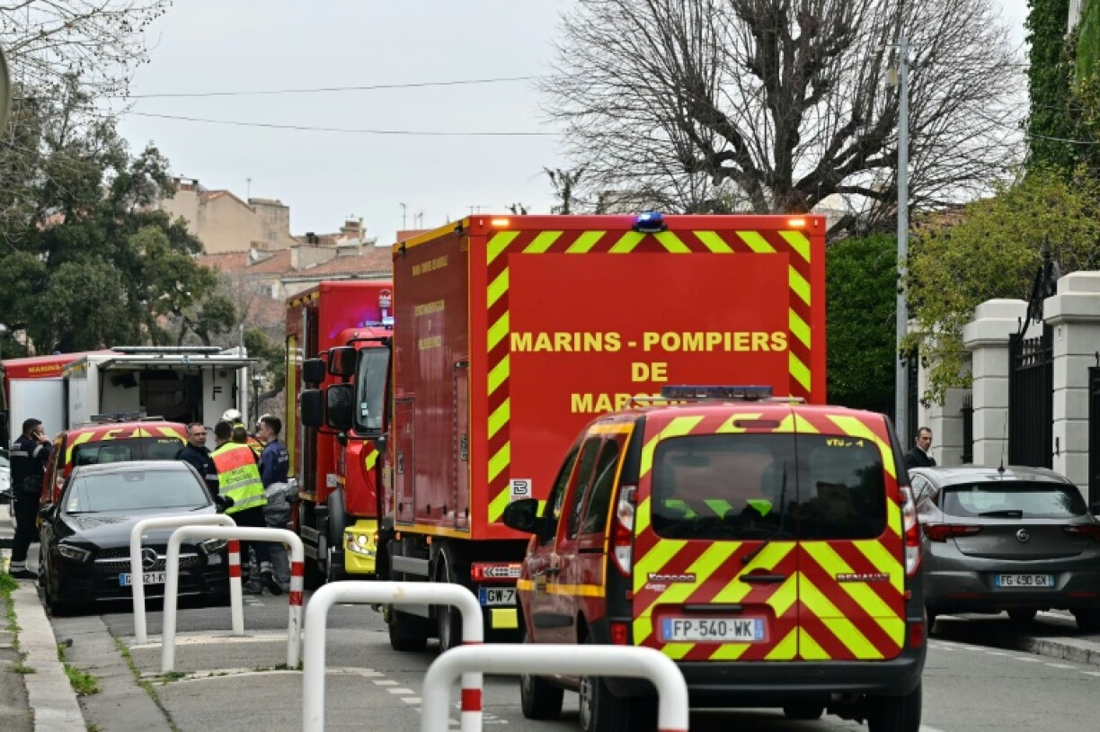 Des véhicules des marins-pompiers de Marseille sont stationnés devant le consulat général de Russie à Marseille le 24 février 2025