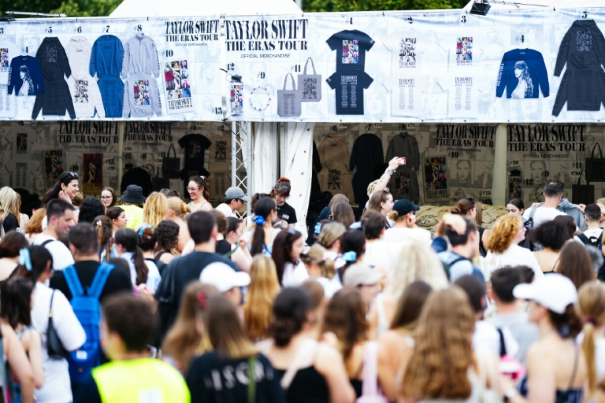Des fans de la superstar américaine Taylor Swift se pressent aux stands de produits dérivés devant le stade Ernst Happel à Vienne, avant ses trois concerts prévus, le 7 août 2024 en Autriche