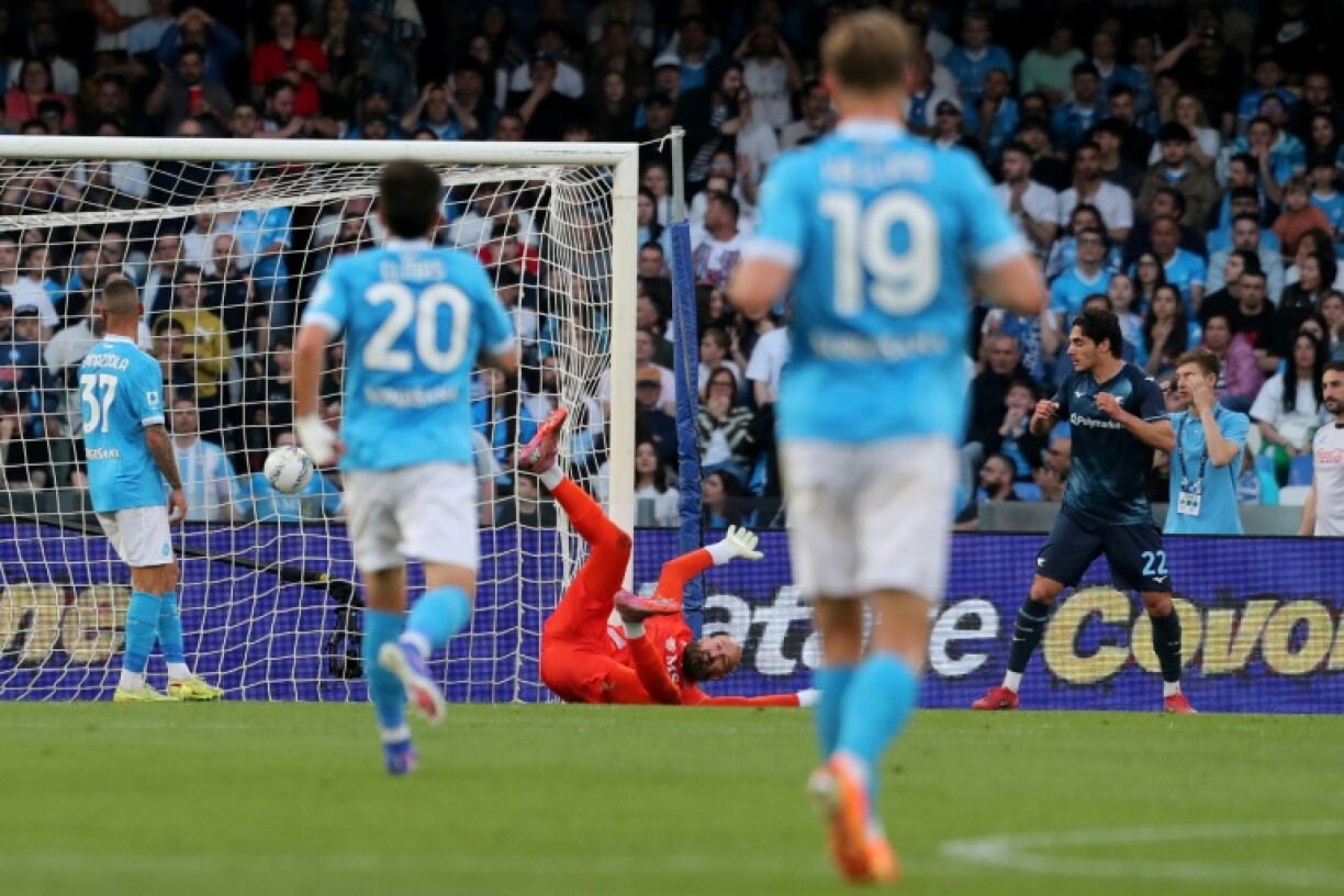 Le gardien de Naples Vanja Milinkovic-Savic battu par un tir du milieu de terrain de la Lazio Toma Basic lors de la 33e journée du Championnat d'Italie le 18 avril 2026 au stade Diego-Armando-Maradona