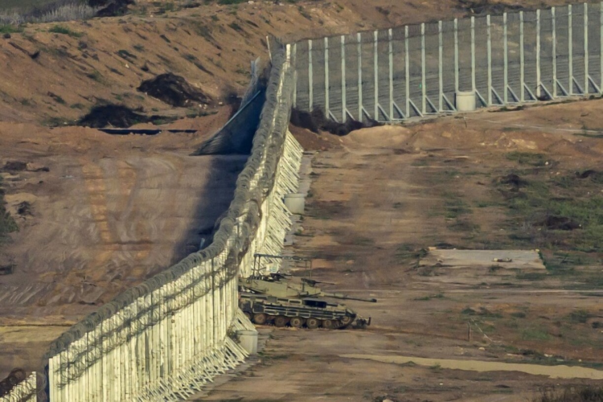 Un char israélien sort de la bande de Gaza par la barrière de sécurité entourant l'enclave palestinienne, le 21 novembre 2023