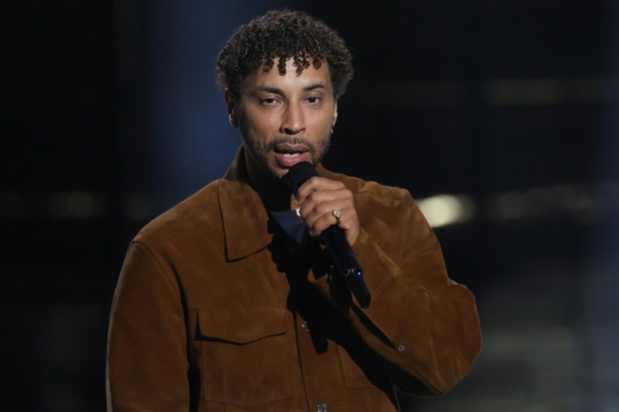 Le rappeur et chanteur Disiz s'exprime sur scène après avoir reçu le prix de l'artiste masculin de l'année lors de la cérémonie des Victoires de la musique à La Seine Musicale de Boulogne-Billancourt, le 13 février 2026