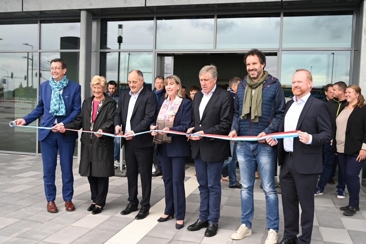 À quatre jours des élections législatives, François Bausch, ministre de la Mobilité et des Travaux publics et Lydie Polfer, bourgmestre de Luxembourg, ont coupé le ruban inaugural du nouveau parking P+R Stade de Luxembourg.