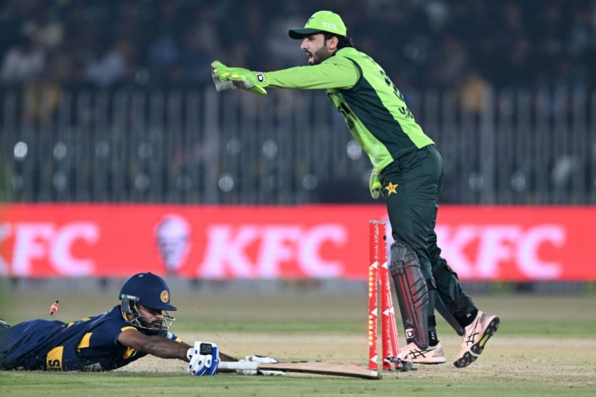 Fast bowler Mohammad Wasim took three wickets as Pakistan dismissed Sri Lanka for 211 in the third one-day international in Rawalpindi
