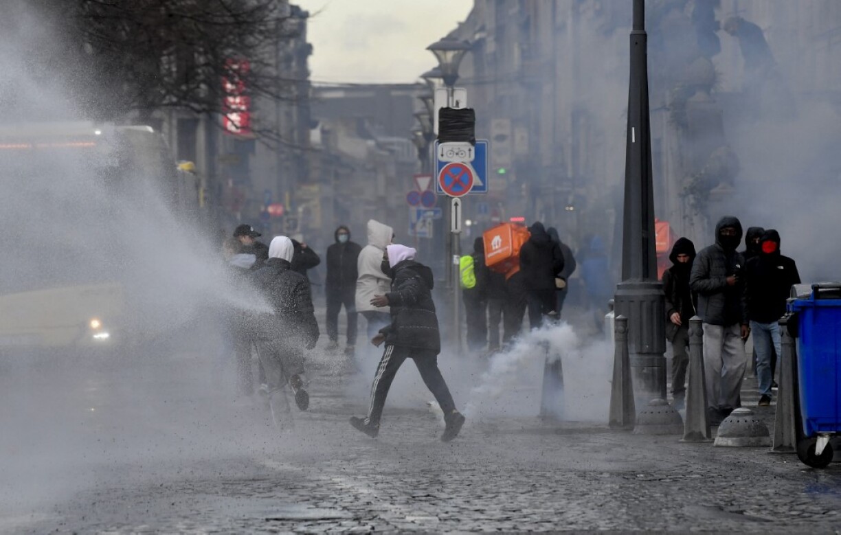 La police faisant usage d'un canon à eau pour disperser manifestants et casseurs.