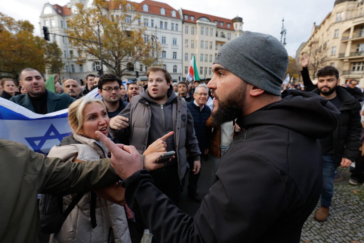 Un homme (à droite) est confronté à des manifestants après avoir craché dans la foule lors d'un rassemblement en soutien à Israël et aux otages détenus par le groupe militant palestinien Hamas, à Berlin, le 5 novembre.