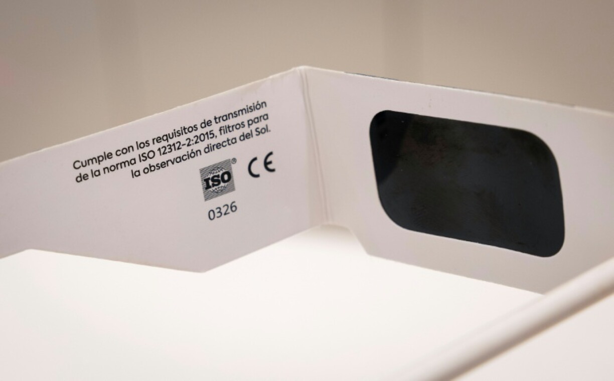 Des lunettes d'observation d'éclipse, certifiées conformes à la norme de sécurité internationale ISO 12312-2:2015 en vente chez un opticien à Palma de Majorque, le 25 juin 2026 en Espagne