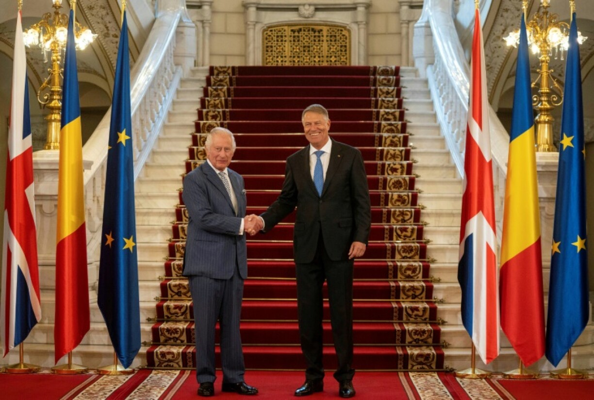 Le roi Charles III (g) et le président roumain Klaus Iohannis au palais présidentiel, le 2 juin 2023 à Bucarest