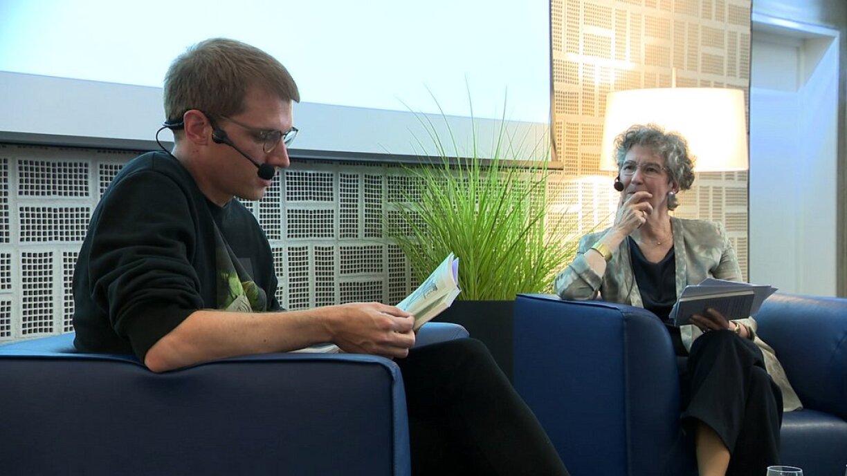 De Samuel Hamen am Interview mam Susanne Biedenkopf